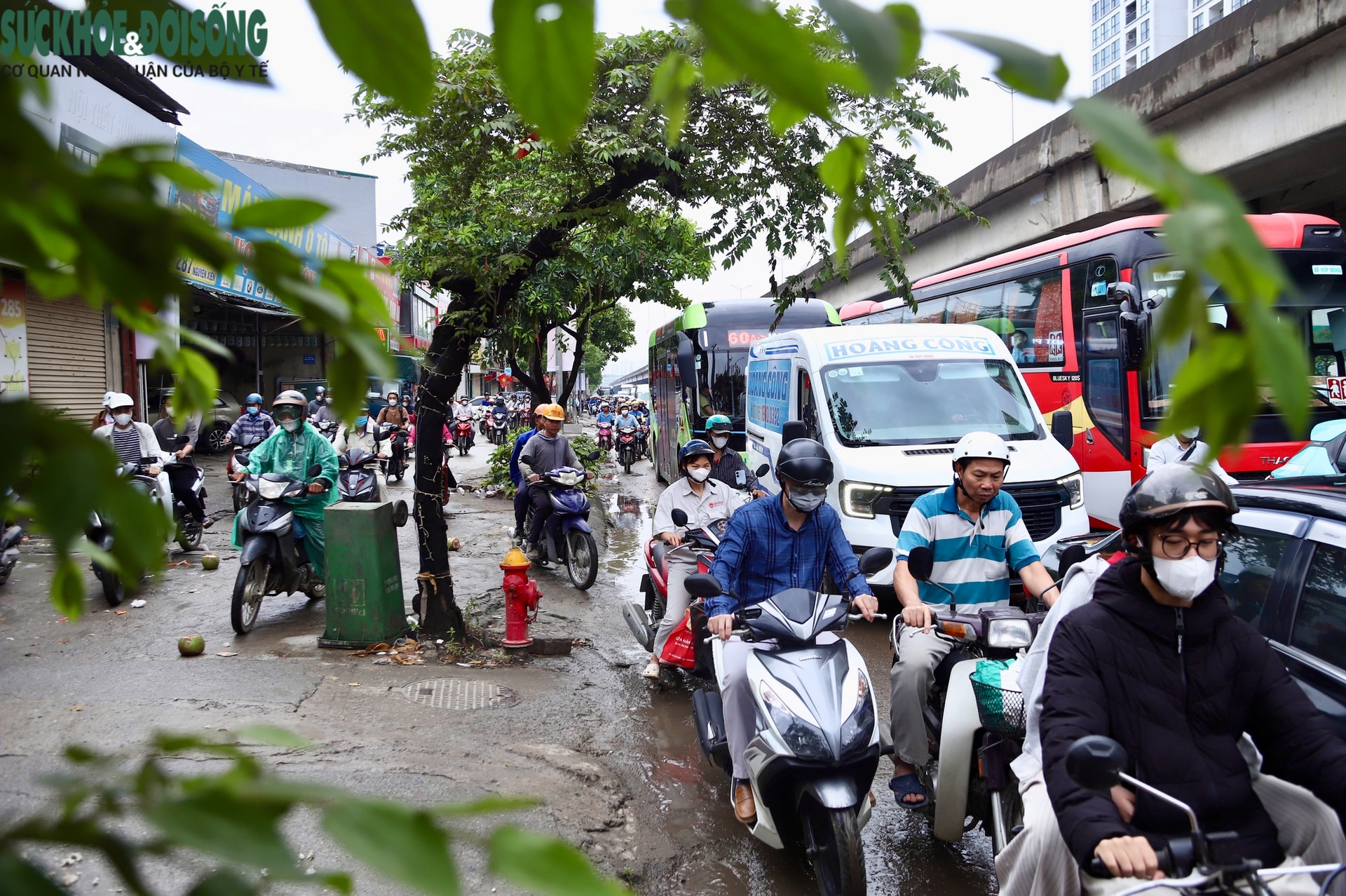 Giao thông Hà Nội đông đúc sau nghỉ lễ, xe máy 'leo' vỉa hè né dòng phương tiện- Ảnh 6.