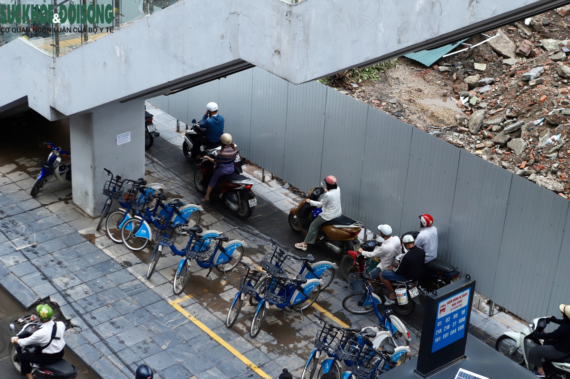 Giao thông Hà Nội đông đúc sau nghỉ lễ, xe máy 'leo' vỉa hè né dòng phương tiện- Ảnh 7.