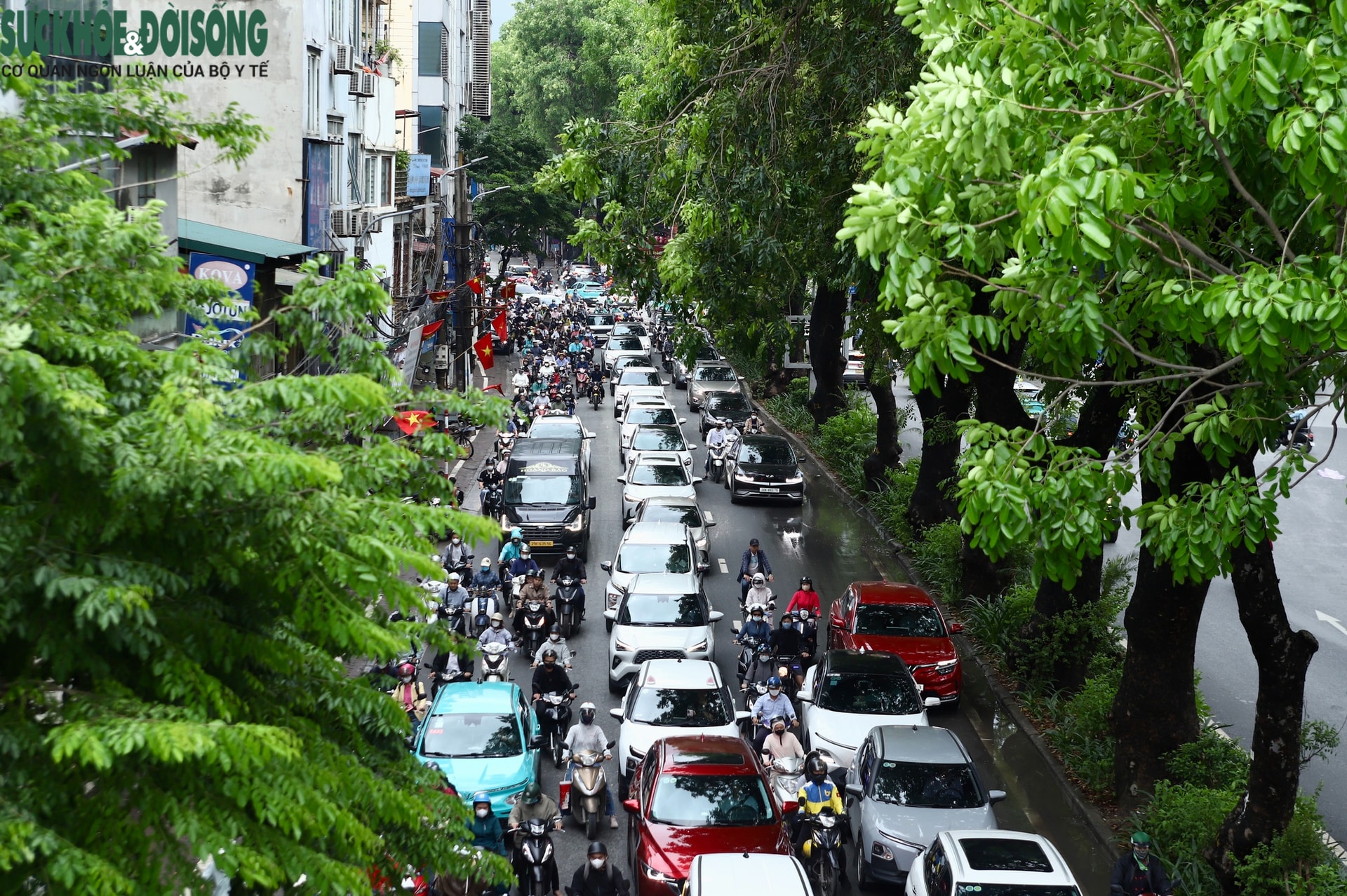 Giao thông Hà Nội đông đúc sau nghỉ lễ, xe máy 'leo' vỉa hè né dòng phương tiện- Ảnh 8.