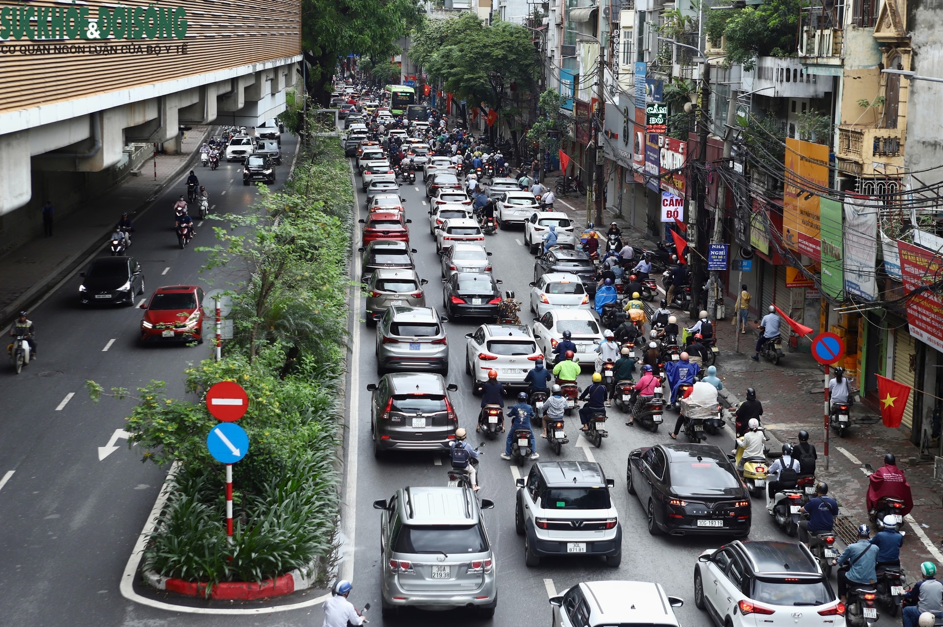 Giao thông Hà Nội đông đúc sau nghỉ lễ, xe máy 'leo' vỉa hè né dòng phương tiện- Ảnh 9.