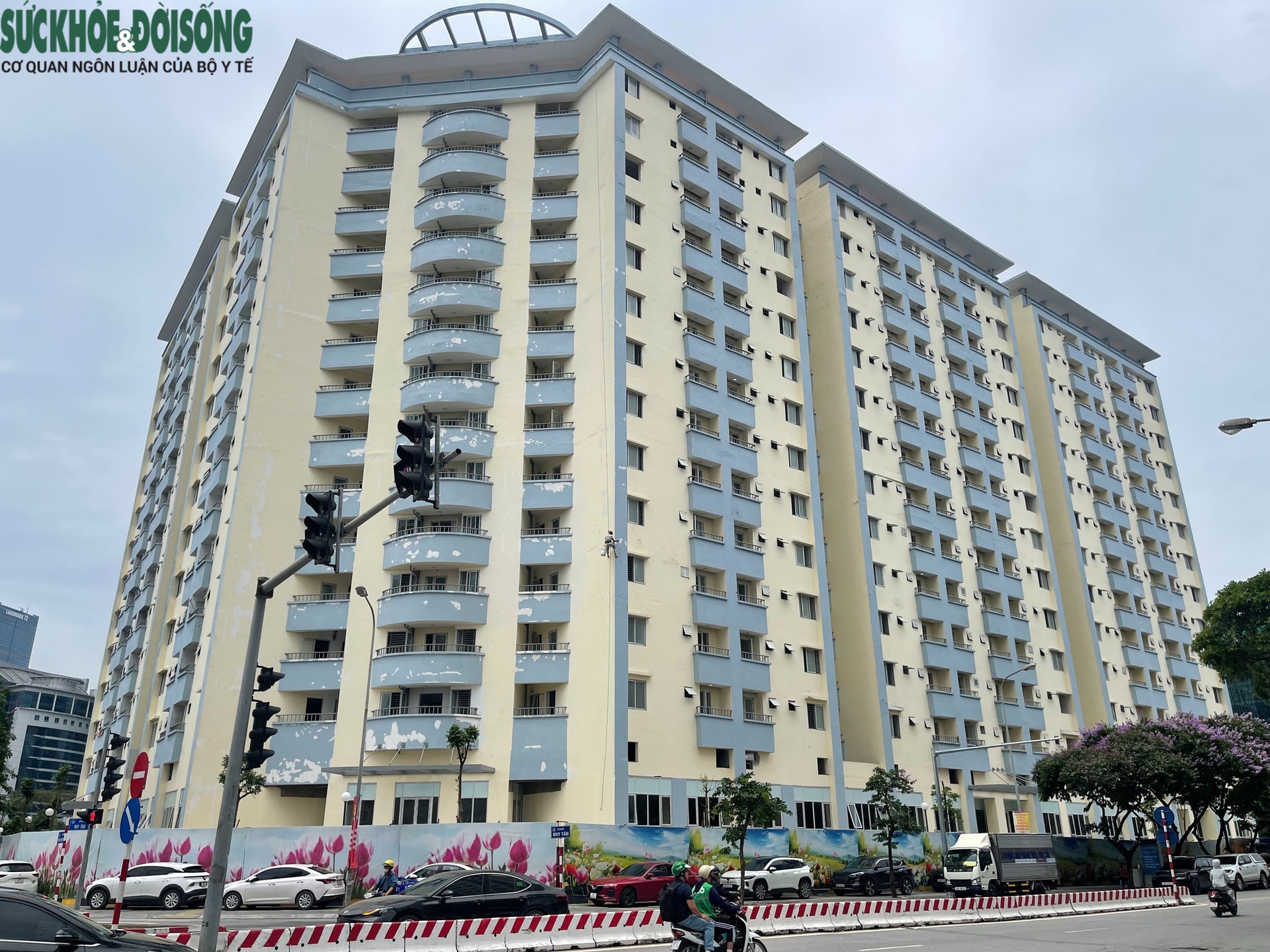 Cận cảnh nhà ở tái định cư bỏ hoang trên 'đất vàng'  được Bí thư Hà Nội yêu cầu hoàn thiện gấp- Ảnh 1.