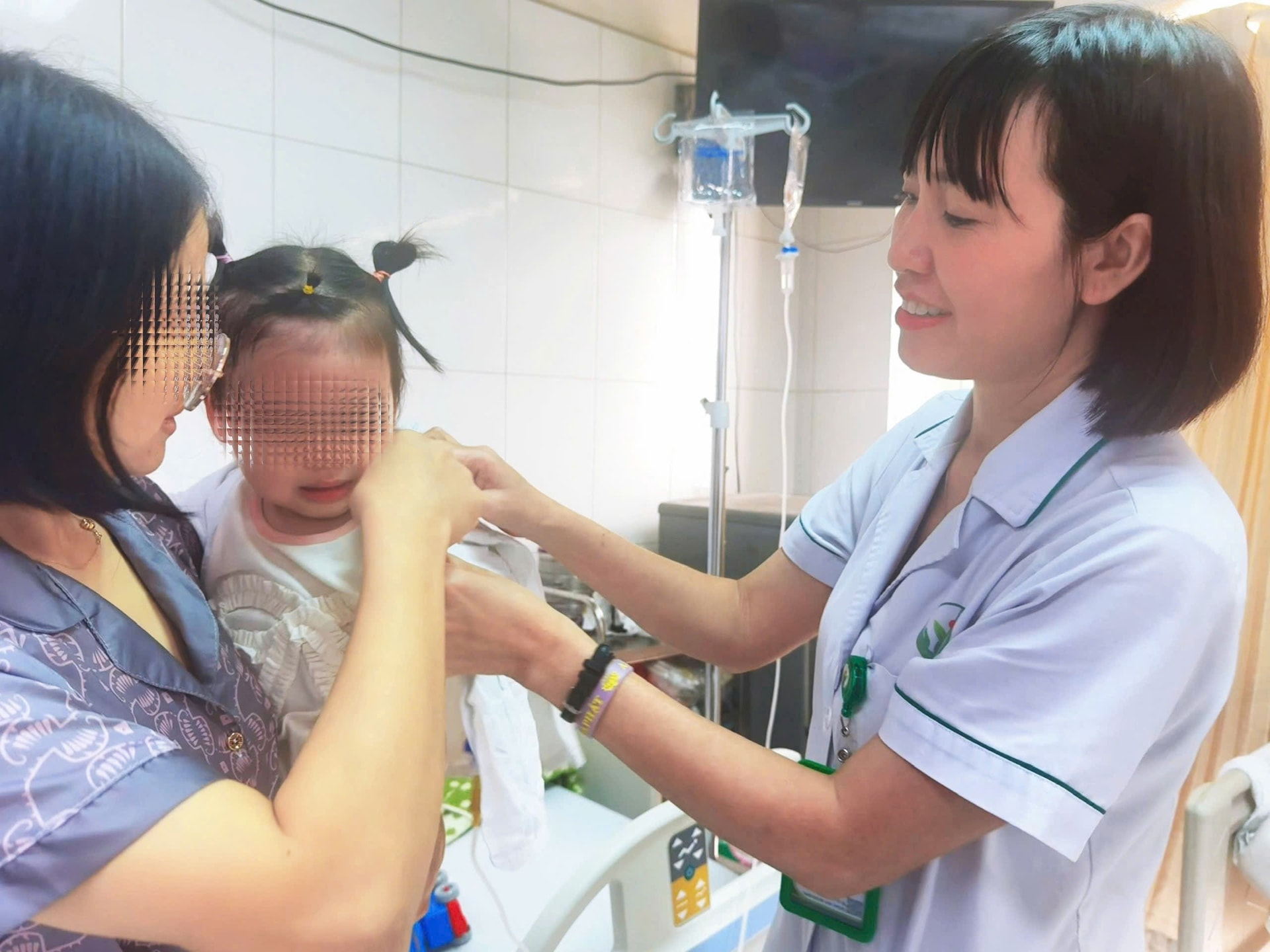 Bé gái 22 tháng tuổi bị chó cắn, nhập viện hoảng loạn, khuôn mặt nhiều vết thương- Ảnh 2.