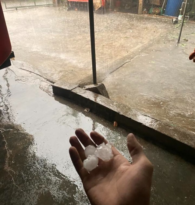 Mưa đá xuất hiện tại Hà Tĩnh- Ảnh 2.