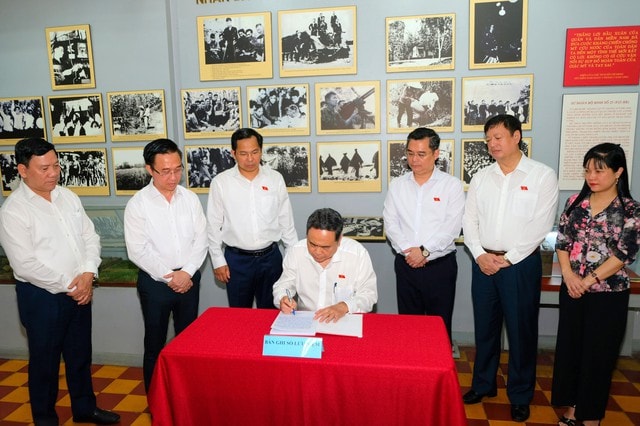 Chủ tịch Quốc hội Trần Thanh Mẫn dâng hương tại Di tích lịch sử văn hóa quốc gia Dinh quận Hóc Môn- Ảnh 2.