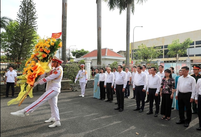 Chủ tịch Quốc hội Trần Thanh Mẫn dâng hương tại Di tích lịch sử văn hóa quốc gia Dinh quận Hóc Môn- Ảnh 1.
