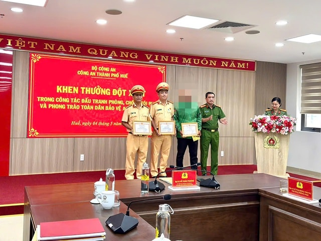 Tài xế xe ôm công nghệ cùng CSGT tóm gọn kẻ trộm tài sản ở công viên- Ảnh 1.