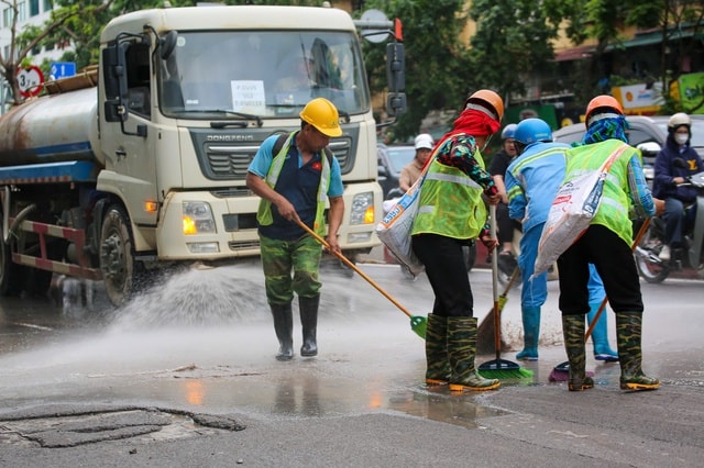 Đường Láng Hạ ngổn ngang bùn đất sau sự cố xe Howo- Ảnh 4. Đường Láng Hạ ngổn ngang bùn đất sau sự cố xe Howo- Ảnh 4.