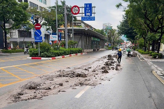 Đường Láng Hạ ngổn ngang bùn đất sau sự cố xe Howo- Ảnh 2. Đường Láng Hạ ngổn ngang bùn đất sau sự cố xe Howo- Ảnh 2.