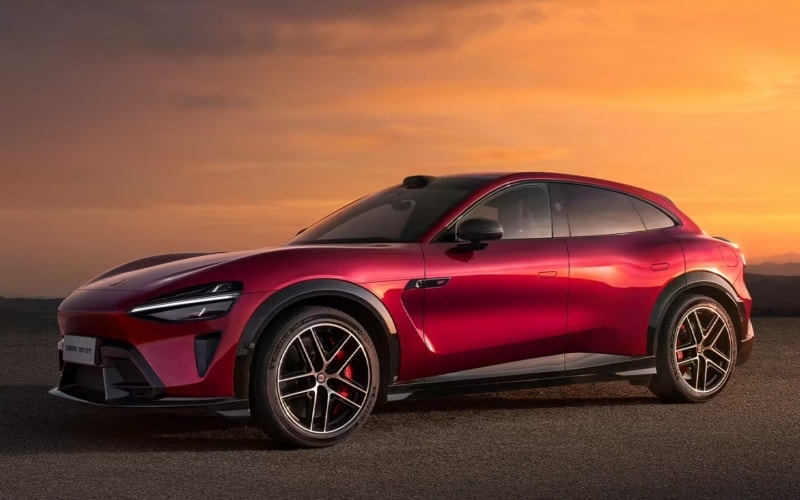 Cụm đèn chiếu sáng hình giọt nước đặc trưng trên mẫu SUV điện hiệu suất cao.