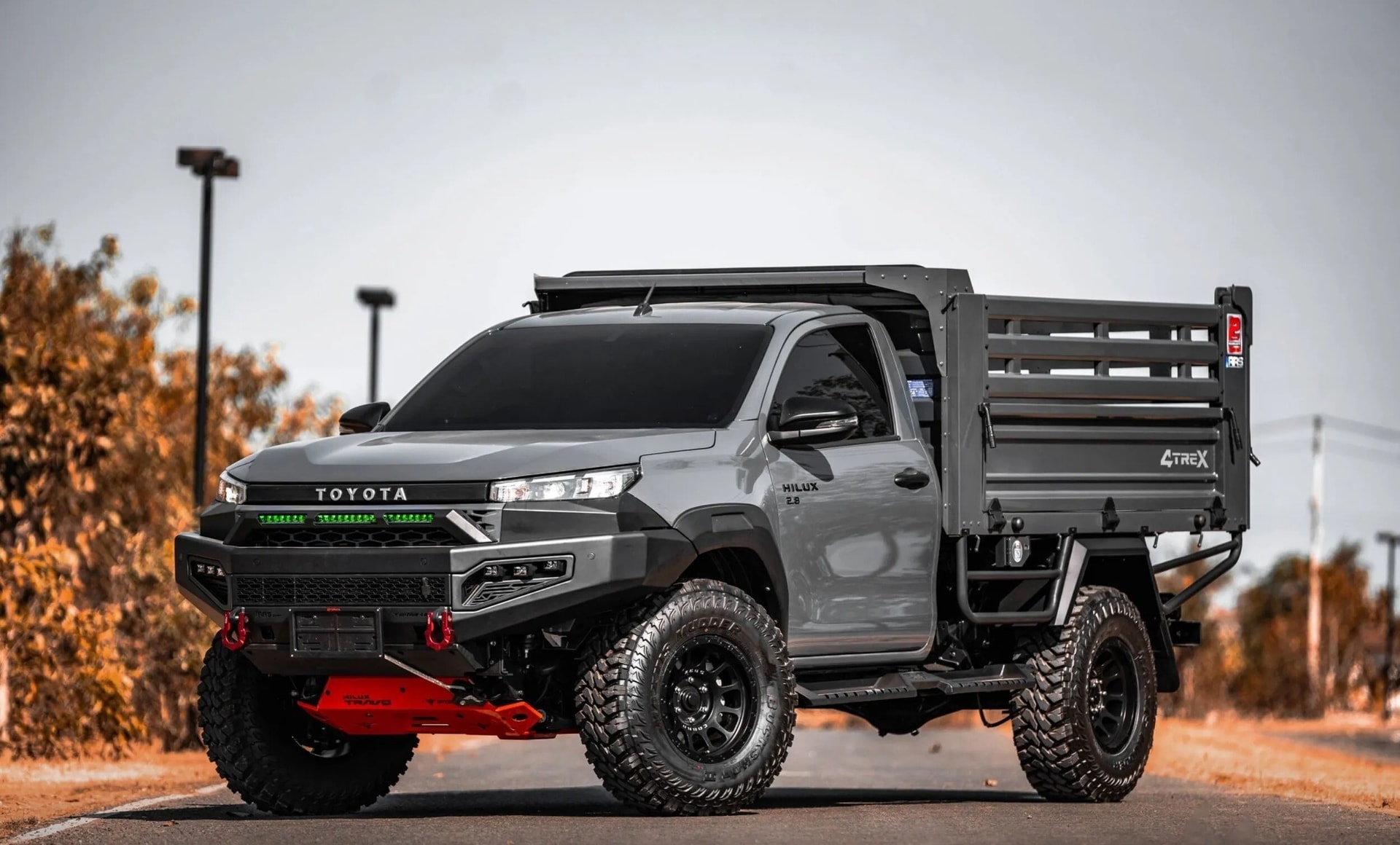 Mẫu Toyota Hilux được xưởng độ Thái Lan cải tạo thành xe ben tự đổ chuyên dụng.