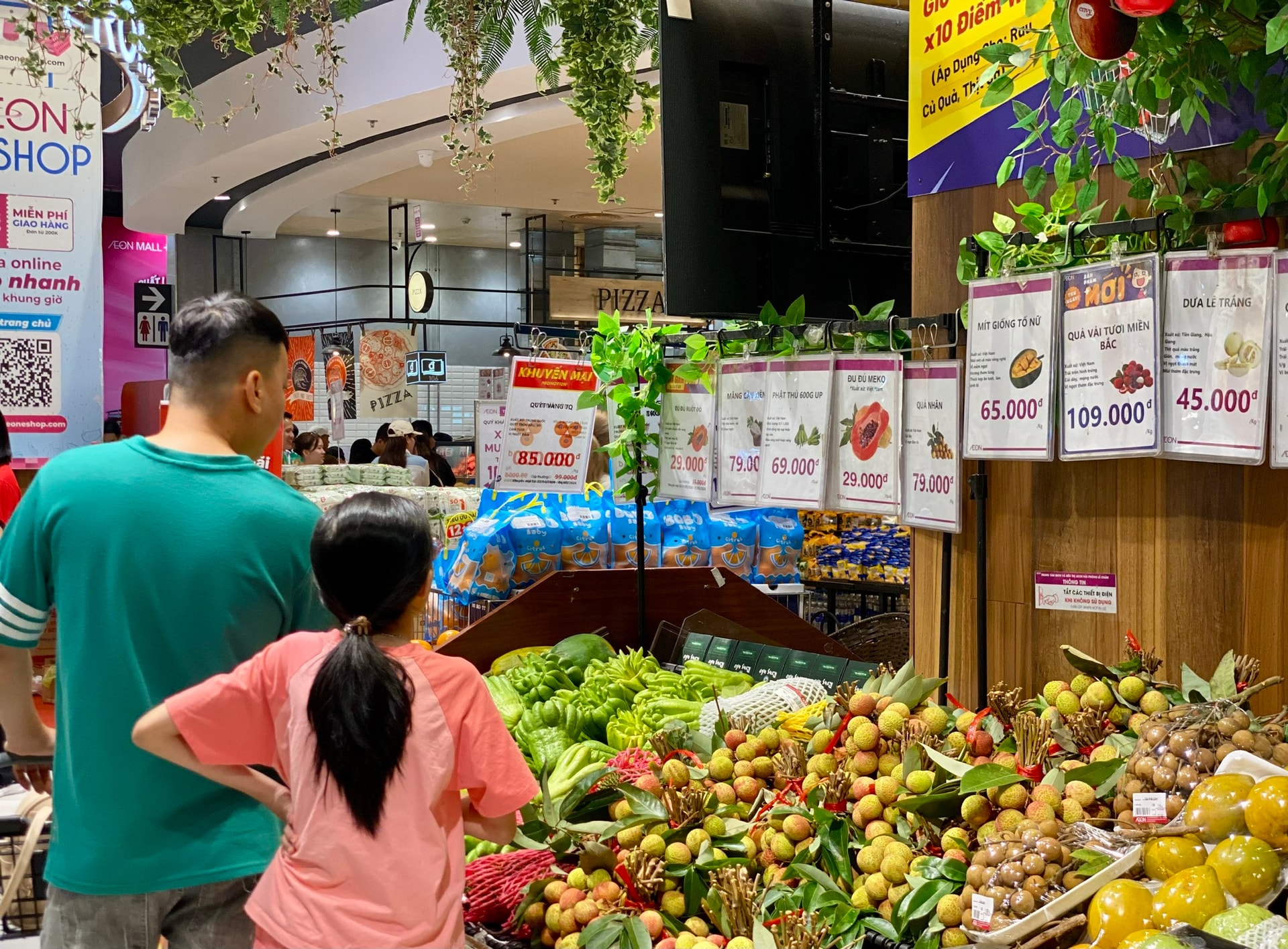 Tiểu thương lý giải giá vải tươi đầu mùa cao chót vót nhưng vẫn đắt hàng- Ảnh 1.