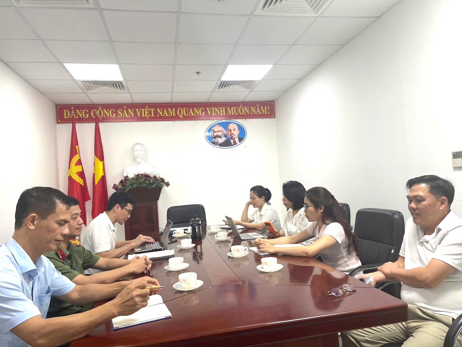 Nhiều cửa hàng kính mắt Quảng Ninh vi phạm khám chữa bệnh khi chưa được cấp phép- Ảnh 1.