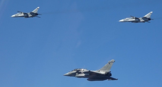 Tiêm kích Rafale Pháp chặn Su-24 Nga trên biển Baltic- Ảnh 1. Tiêm kích Rafale Pháp chặn Su-24 Nga trên biển Baltic- Ảnh 1.