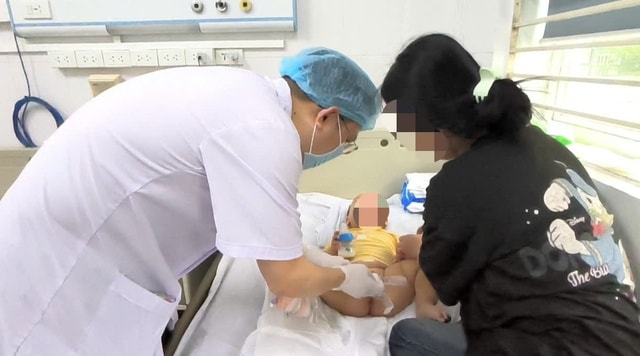 Bé trai 13 tháng phải cắt bỏ tinh hoàn từ dấu hiệu sưng bìu- Ảnh 2.