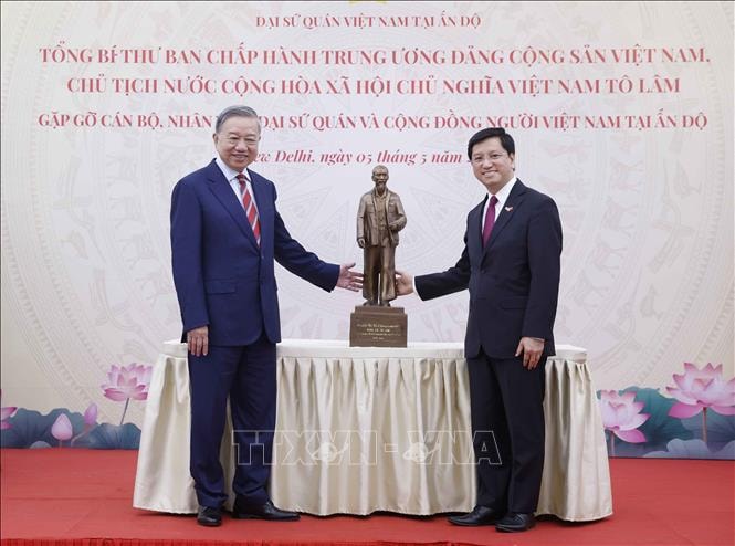Tổng Bí thư, Chủ tịch nước Tô Lâm gặp gỡ cộng đồng người Việt Nam tại Ấn Độ- Ảnh 6.