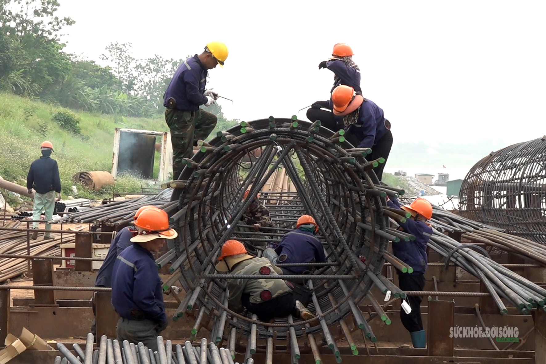 Cận cảnh công trường cầu Vân Phúc chạy đua trước mùa lũ sông Hồng- Ảnh 6.