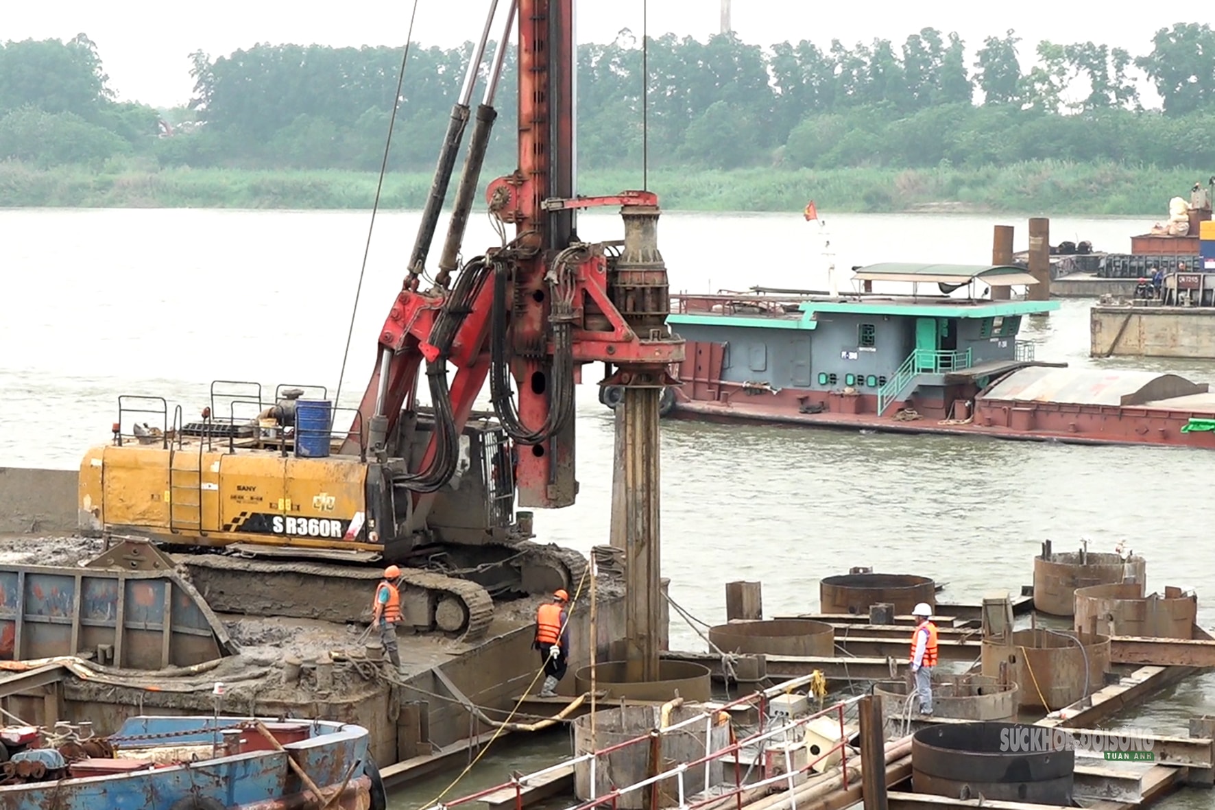 Cận cảnh công trường cầu Vân Phúc chạy đua trước mùa lũ sông Hồng- Ảnh 3.