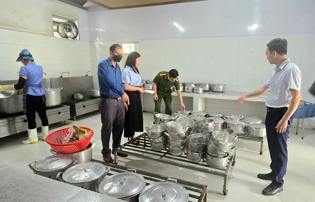 Phát hiện kiến trên khay chế biến bánh mỳ: Đoàn liên ngành tỉnh Nghệ An kiên quyết xử lý sai phạm- Ảnh 2.
