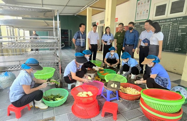 Phát hiện kiến trên khay chế biến bánh mỳ: Đoàn liên ngành tỉnh Nghệ An kiên quyết xử lý sai phạm- Ảnh 1.