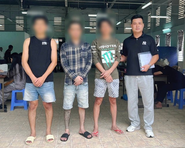 Công an TPHCM bắt giữ 1 đối tượng bị truy nã khi tiếp nhận 4 công dân từ Camphuchia- Ảnh 2.
