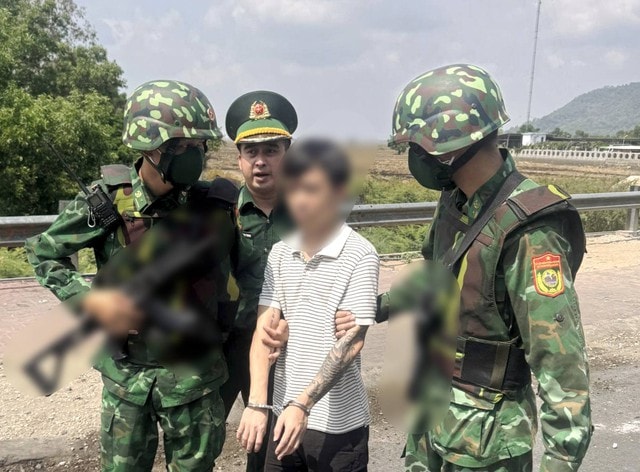 Công an TPHCM bắt giữ 1 đối tượng bị truy nã khi tiếp nhận 4 công dân từ Camphuchia- Ảnh 1.