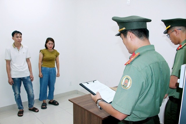 Khởi tố vợ chồng doanh nhân tổ chức cho người nước ngoài lưu trú trái phép tại Việt Nam- Ảnh 1.