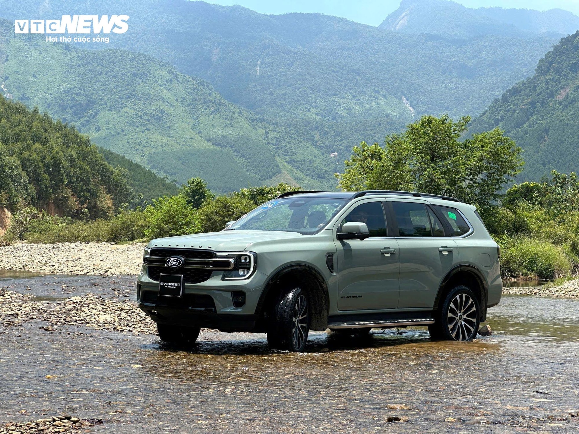 Ford Everest mới sở hữu thiết kế ngoại thất cứng cáp với cụm đèn C-LED Matrix và lưới tản nhiệt cỡ lớn đặc trưng. (Ảnh: Mạnh Hùng)