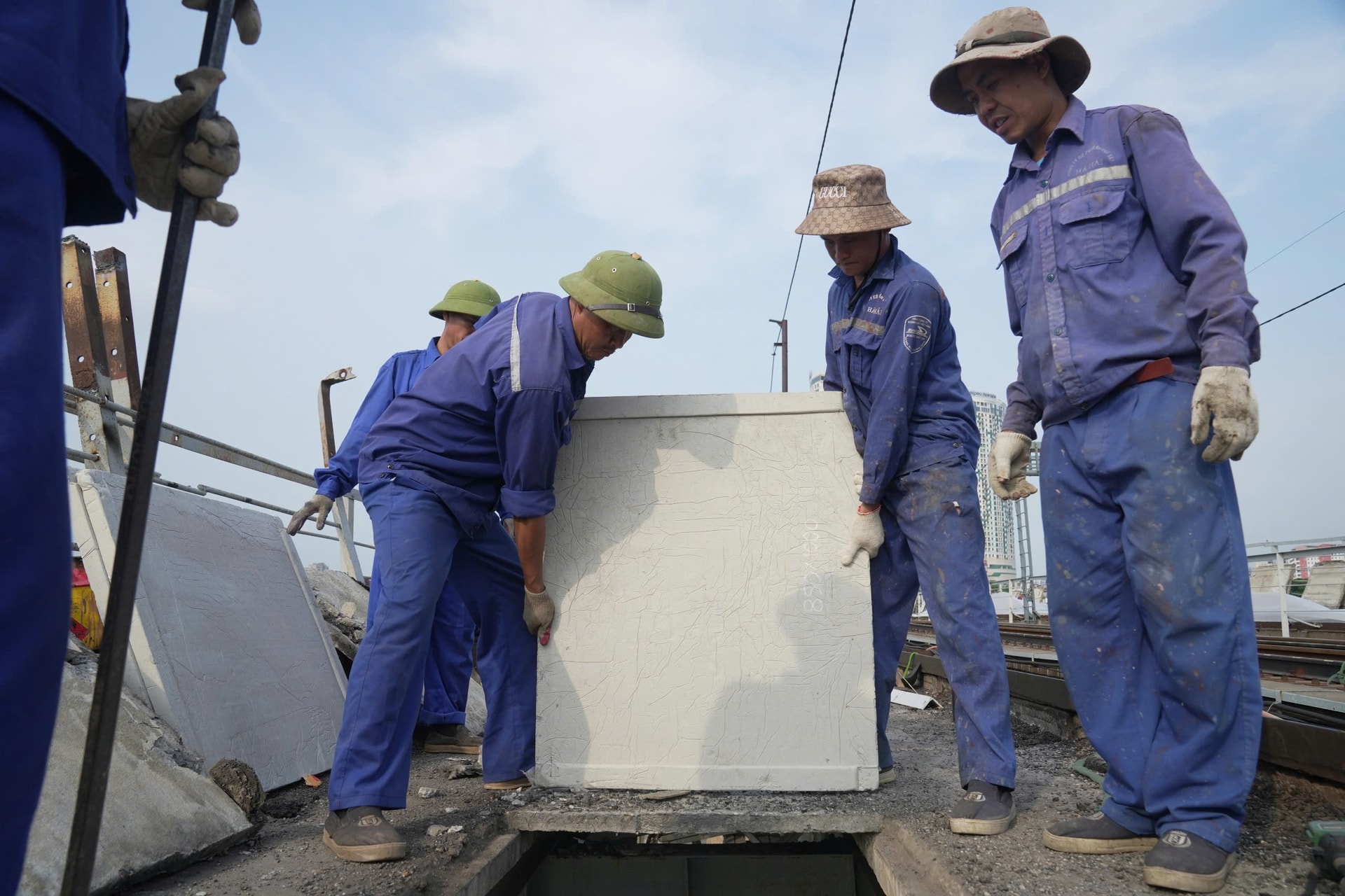 Sau hơn 30 ngày thi công, diện mạo cầu Long Biên hiện ra sao?- Ảnh 6.