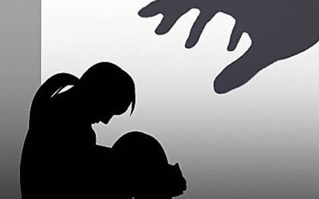 Bé gái 4 tuổi tử vong sau nhiều ngày bị mẹ và cha dượng bạo hành- Ảnh 1.