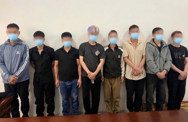 Bắt quả tang 8 người đang đánh 'liêng' ở nơi tổ chức hiếu lễ - Ảnh 1.