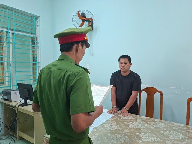 Bắt giam đối tượng chặn đường, đập vỡ kính và truy đuổi xe cứu thương suốt 10km- Ảnh 1. Bắt giam đối tượng chặn đường, đập vỡ kính và truy đuổi xe cứu thương suốt 10km- Ảnh 1.