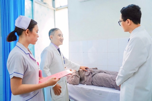 Xấu hổ vì đau vùng kín không dám chia sẻ, thiếu niên 14 tuổi suýt mất tinh hoàn- Ảnh 1.