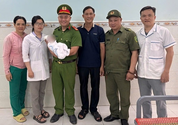 Xót xa bé trai sơ sinh bị bỏ lại ven đường trong túi nilon màu đỏ- Ảnh 1.