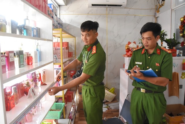 Công an Đồng Tháp triệt phá cơ sở ANA KIM sản xuất kem trộn, mỹ phẩm- Ảnh 1. Công an Đồng Tháp triệt phá cơ sở ANA KIM sản xuất kem trộn, mỹ phẩm- Ảnh 1.