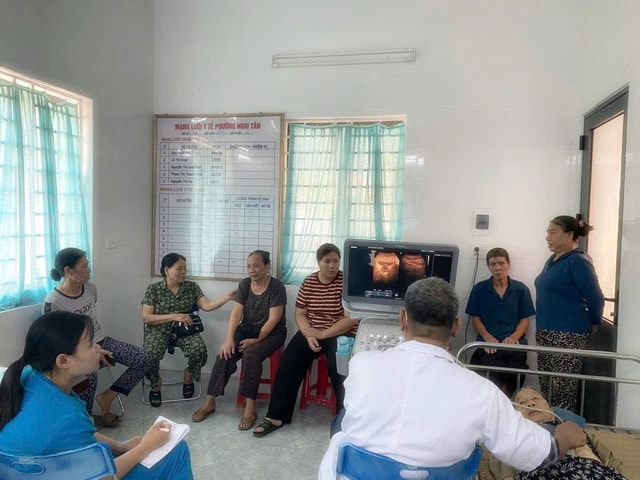 Đưa y tế đến gần dân, phát hiện sớm hàng nghìn trường hợp cónguy cơ sức khoẻ - Ảnh 3.