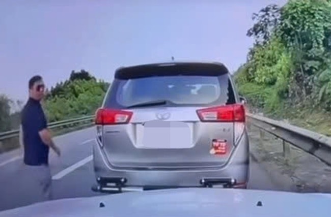 Không được nhường đường, nam tài xế chặn đầu xe ô tô giữa cao tốc - Ảnh 1.