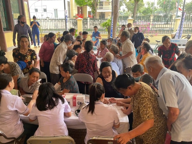Đưa y tế đến gần dân, phát hiện sớm hàng nghìn trường hợp cónguy cơ sức khoẻ - Ảnh 2.