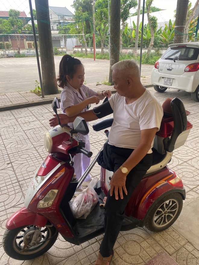 Đưa y tế đến gần dân, phát hiện sớm hàng nghìn trường hợp cónguy cơ sức khoẻ - Ảnh 4.