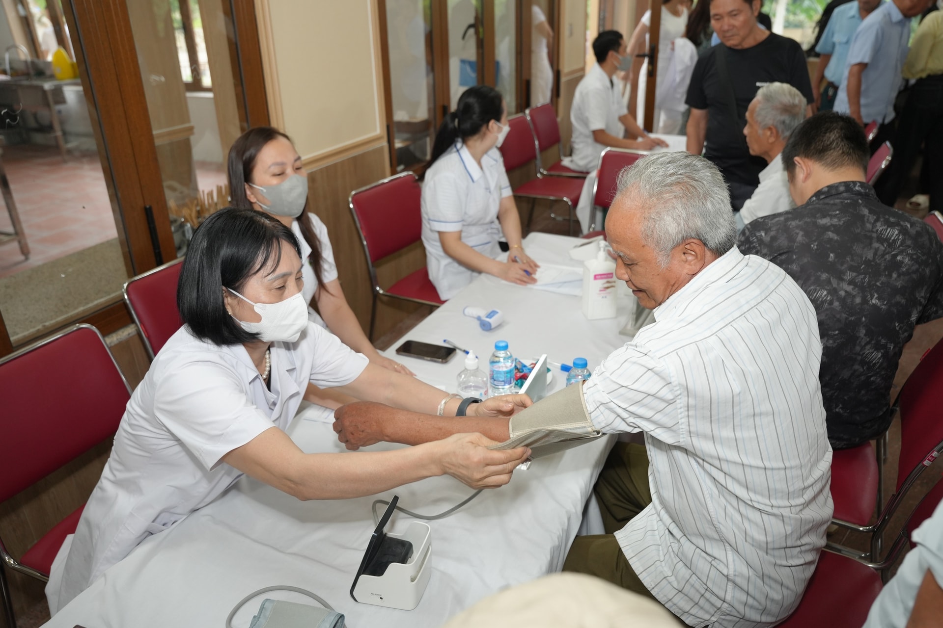 Mang dịch vụ y tế chất lượng miễn phí đến với người có công, gia đình chính sách tại Yên Bài- Ảnh 5.