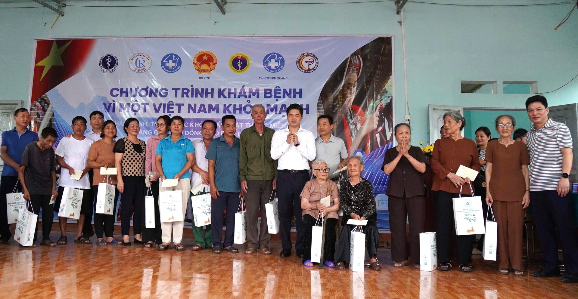 Thứ trưởng Thường trực Vũ Mạnh Hà: Mỗi hoạt động thiện nguyện đúng nhu cầu sẽ góp phần bồi đắp niềm tin với ngành y tế- Ảnh 1.