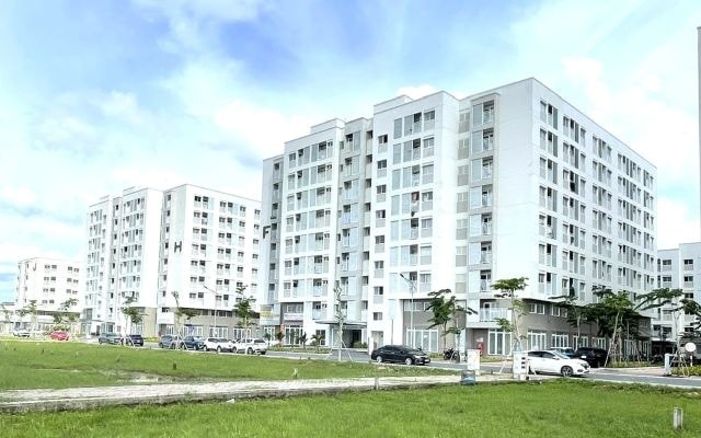 Có nhà tái định cư cách nơi làm việc 35 km, viên chức có được mua nhà ở xã hội?- Ảnh 1.