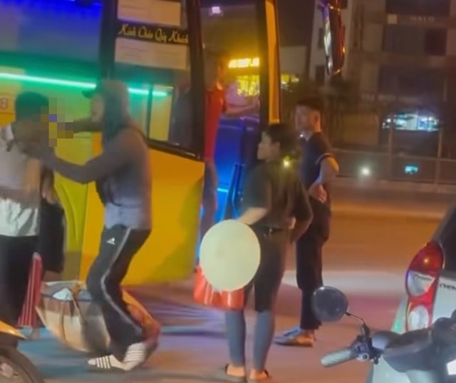 Người dí dao ép khách trả thêm tiền xe ôm có thể bị xử lý thế nào?- Ảnh 1. Người dí dao ép khách trả thêm tiền xe ôm có thể bị xử lý thế nào?- Ảnh 1.