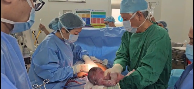Vượt nửa vòng trái đất, vợ chồng người New Zealand trở về Việt Nam để sinh con mắc dị tật tim an toàn- Ảnh 1. Vượt nửa vòng trái đất, vợ chồng người New Zealand trở về Việt Nam để sinh con mắc dị tật tim an toàn- Ảnh 1.