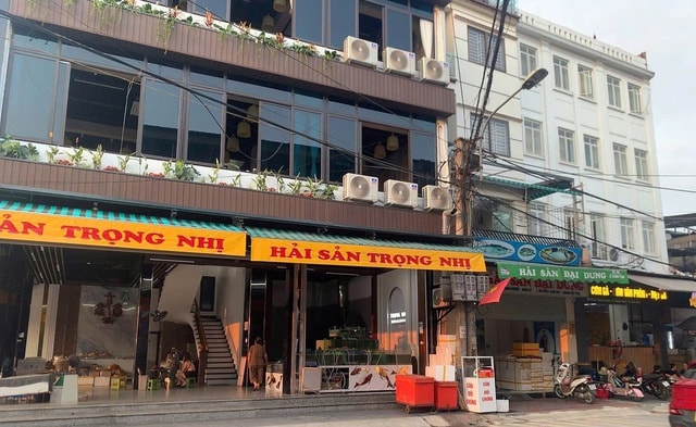 Mua hải sản Sầm Sơn, du khách được 'giám sát' trọng lượng bằng cách nào?- Ảnh 2.