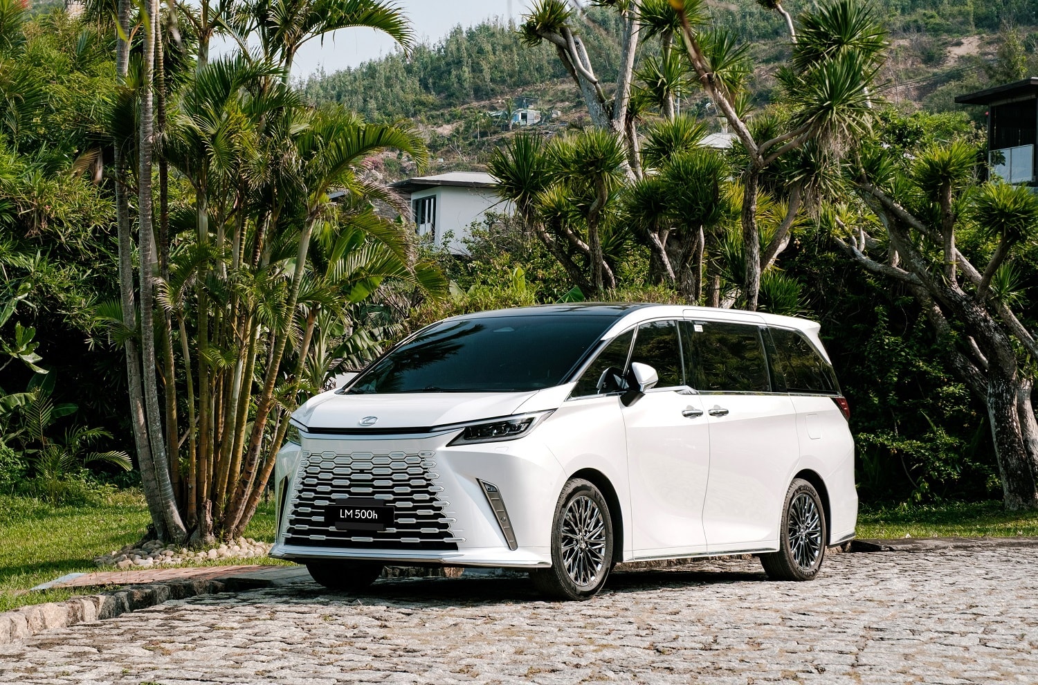 Lexus giảm giá hàng trăm triệu đồng cho xe động cơ hybrid tại Việt Nam - 1