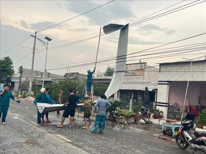 Dông lốc làm sập và tốc mái 47 căn nhà ở Đồng Tháp- Ảnh 6.