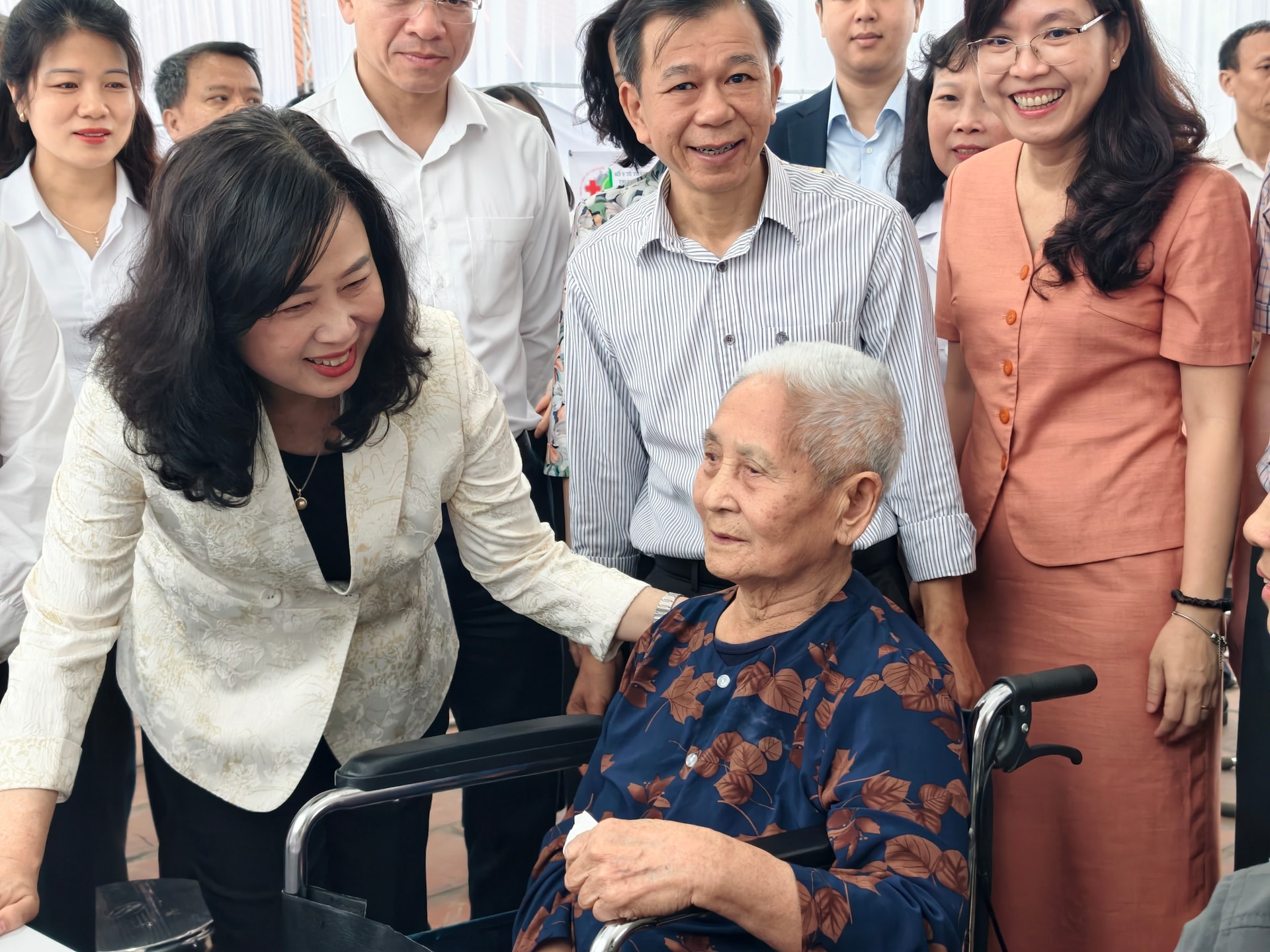 Bộ trưởng Đào Hồng Lan dự chương trình khám bệnh miễn phí 'Vì một Việt Nam khỏe mạnh hơn 2026' tại Hải Phòng- Ảnh 5. Bộ trưởng Đào Hồng Lan dự chương trình khám bệnh miễn phí 'Vì một Việt Nam khỏe mạnh hơn 2026' tại Hải Phòng- Ảnh 5.