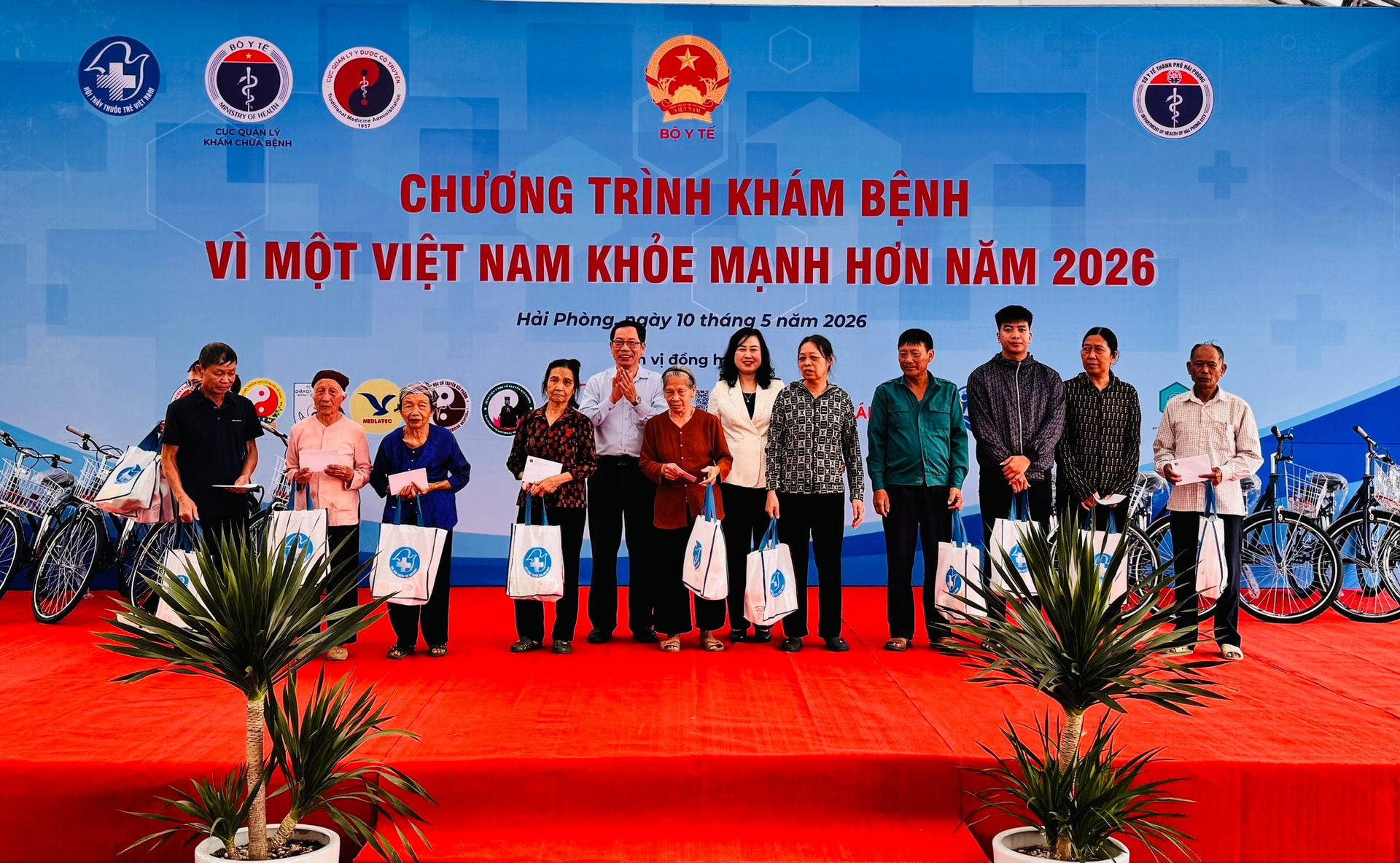 Bộ trưởng Đào Hồng Lan dự chương trình khám bệnh miễn phí 'Vì một Việt Nam khỏe mạnh hơn 2026' tại Hải Phòng- Ảnh 4. Bộ trưởng Đào Hồng Lan dự chương trình khám bệnh miễn phí 'Vì một Việt Nam khỏe mạnh hơn 2026' tại Hải Phòng- Ảnh 4.