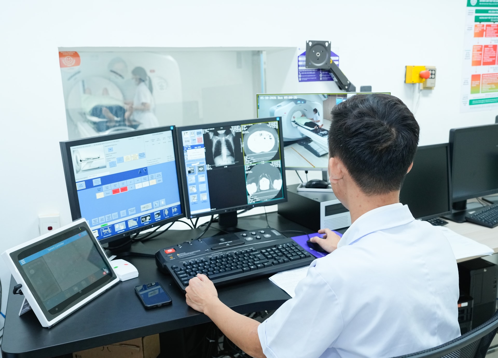 Chỉ hơn 10% bệnh nhân ung thư phổi tại Việt Nam phát hiện bệnh từ giai đoạn sớm- Ảnh 5. Chỉ hơn 10% bệnh nhân ung thư phổi tại Việt Nam phát hiện bệnh từ giai đoạn sớm- Ảnh 5.
