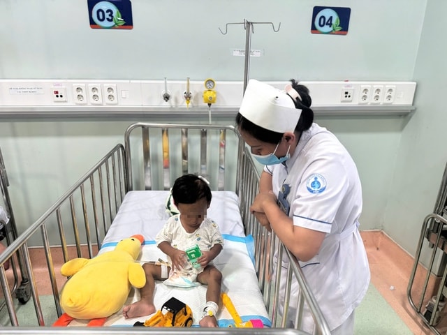 Tạm giam mẹ và cha dượng trong vụ bạo hành bé trai 2 tuổi- Ảnh 2.